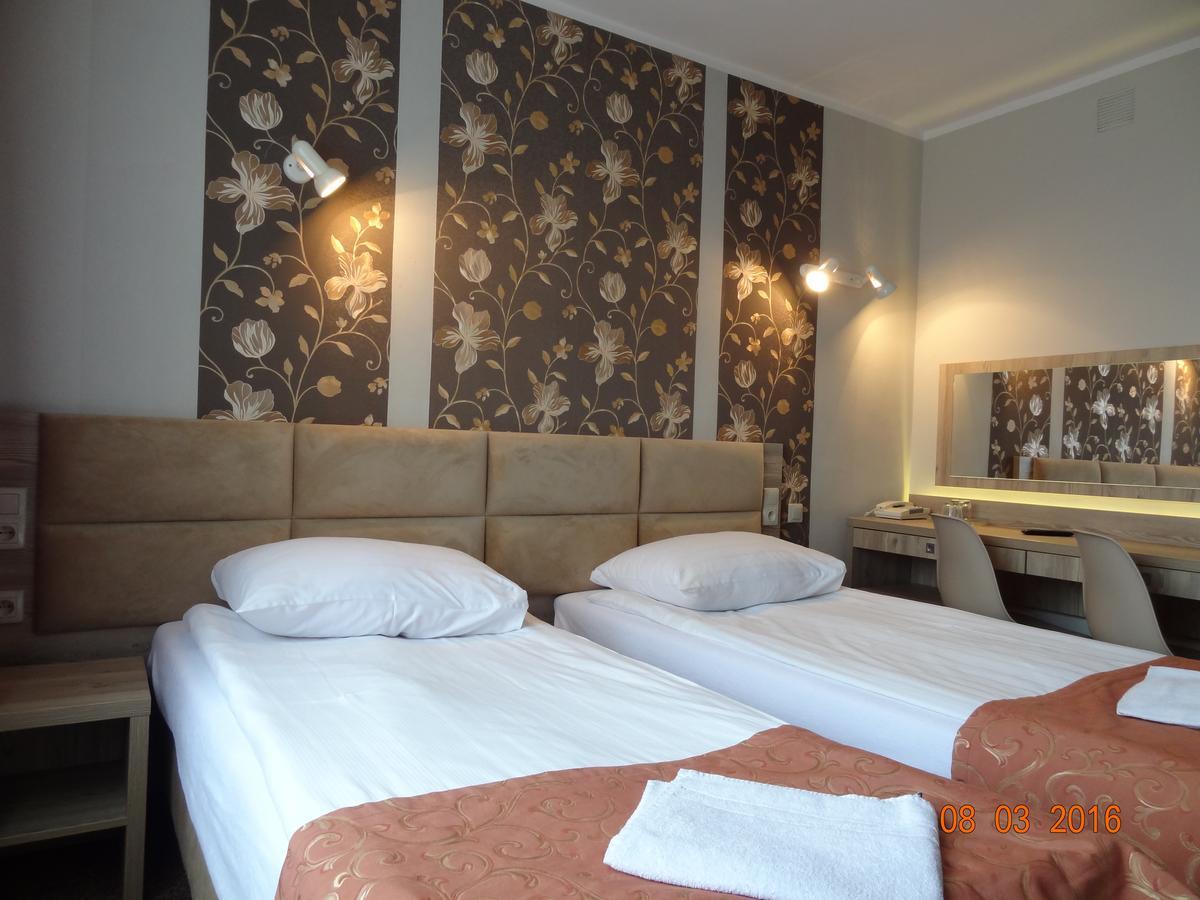 Hotel Restauracja Cukropol Gostyń Kültér fotó