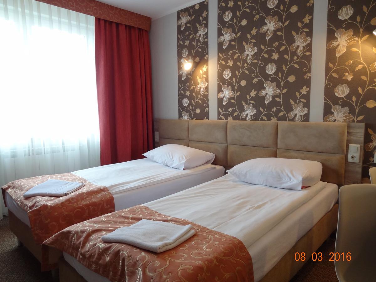 Hotel Restauracja Cukropol Gostyń Kültér fotó